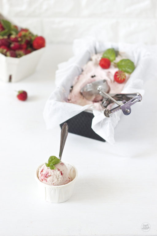 Cremiges Erdbeer Basilikum Pfeffer Eis serviert von Sweets and Lifestyle