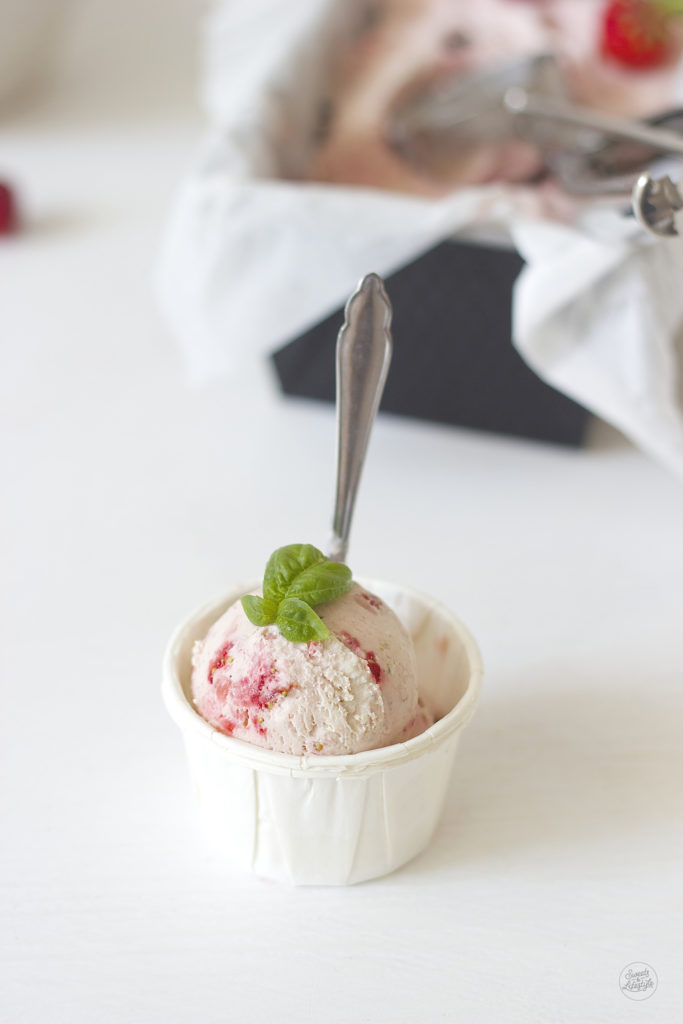 Eine Kugel vom leckeren Erdbeer Basilikum Pfeffer Eis von Sweets and Lifestyle