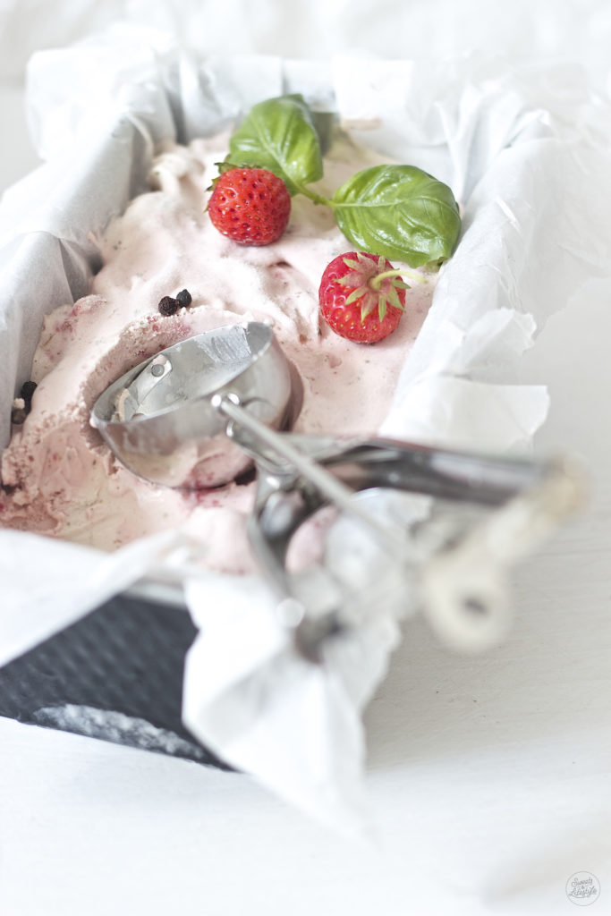 Leckeres, selbst gemachtes Erdbeer Basilikum Pfeffer Eis von Sweets and Lifestyle