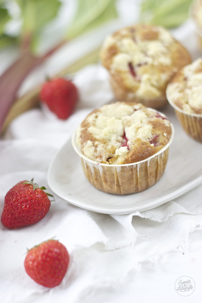 Leckere selbstgemachte Erdbeer Rhabarber Streusel Muffins nach einem Rezept von SweetsandLifestyle