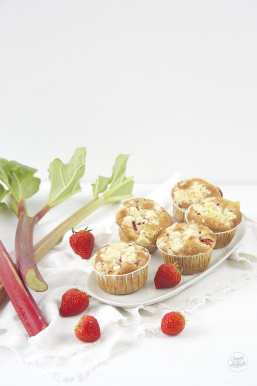 Saftige Erdbeer Rhabarber Streusel Muffins von Sweets and Lifestyle