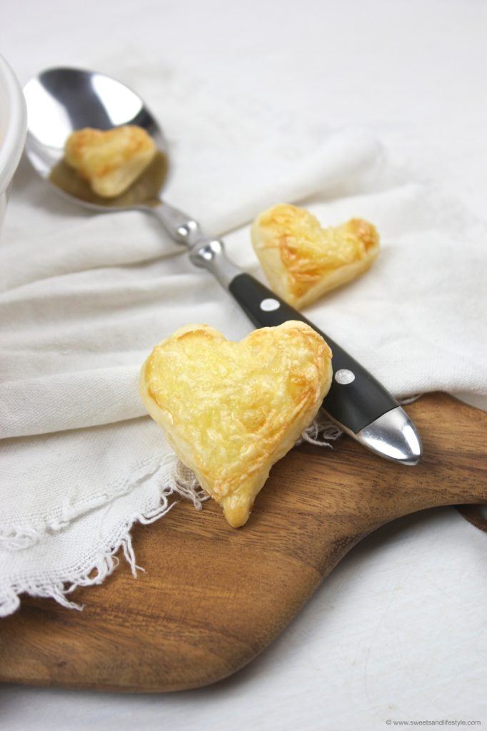 Knusprige Herzen aus Blaetterteig fuer die Süßkartoffelsuppe mit Blätterteigherzen für das Valentinstagsmenue von Sweets and Lifestyle