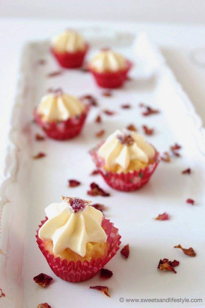 Prosecco Mini-Cupackes mit Rosenblütenblättern für alle Frauen der Welt bei Sweets and Lifestyle