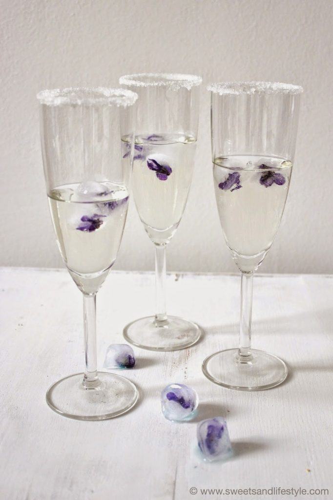 Eiswürfel mit Veilchenblüten - ein Hingucker im Drink von Sweets and Lifestyle