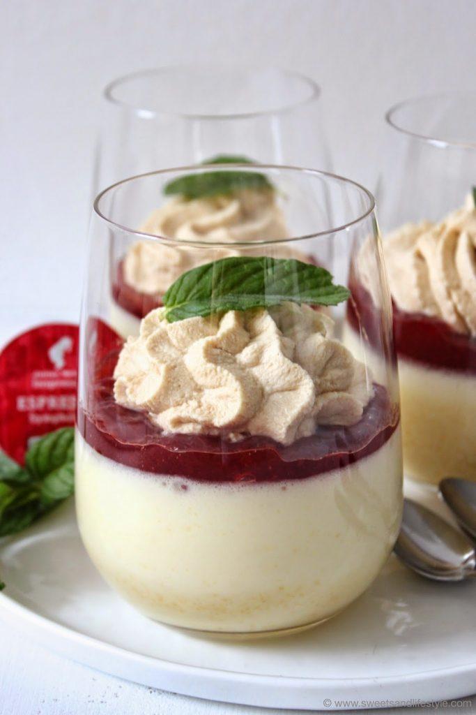 Dessert für den Muttertag im Glas mit Polenta, Himbeerpüree und Julius Meinl Espressocreme von Sweets and Lifestyle