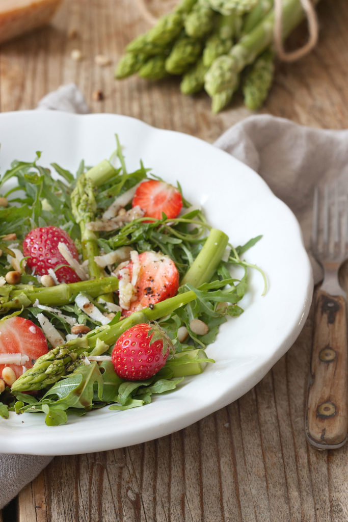 Grüner Spargel Erdbeer Salat mit Rucola von Sweets & Lifestyle®