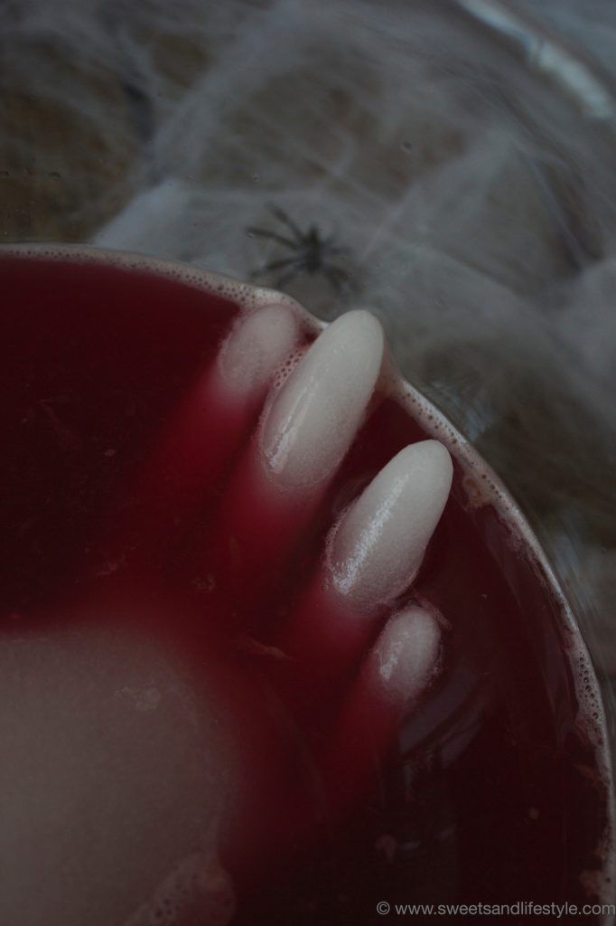 Blutrote Halloween Bowle mit Eishand für die Halloweenparty von Sweets and Lifestyle