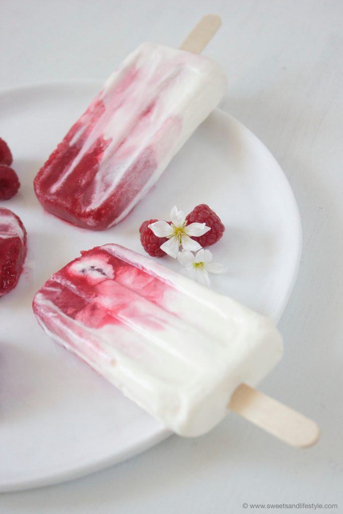 Erfrischende selbt gemachte Himbeer Joghurt Popsicles von Sweets and Lifestyle