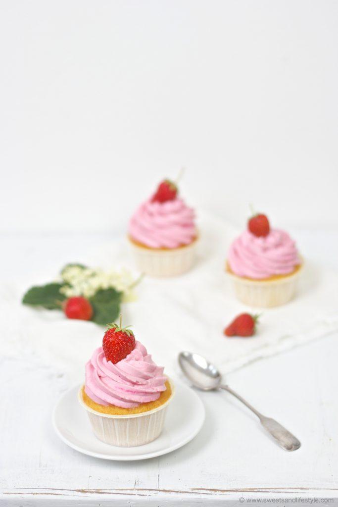 Köstliche Erdbeercupcakes nach einem Rezept von Sweets and Lifestyle