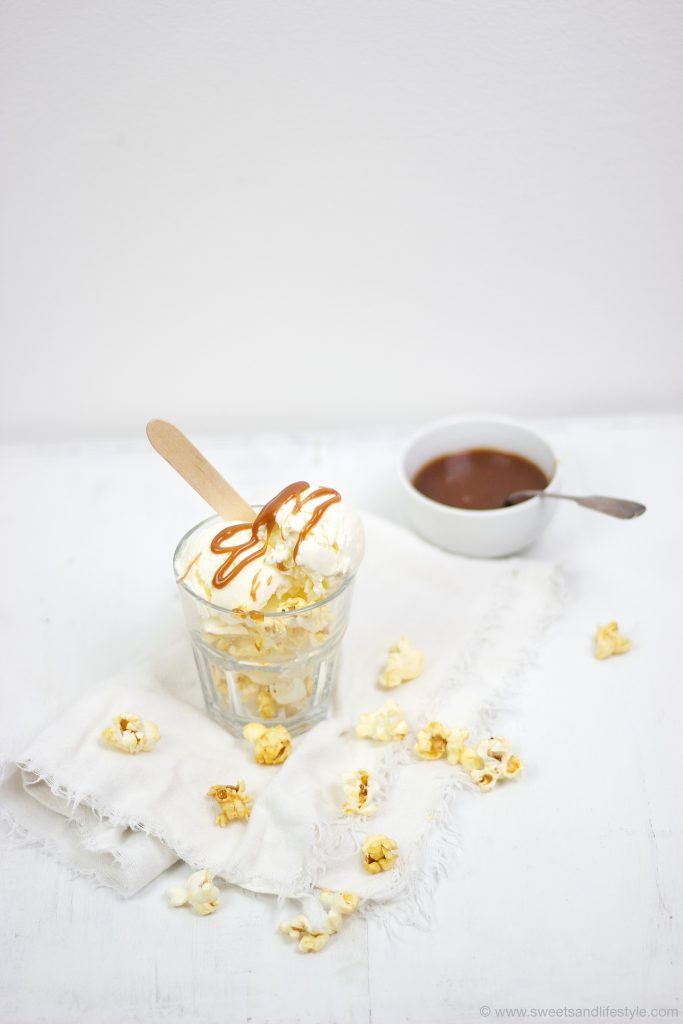 Popcorneis mit Karamellsauce obendrauf, das perfekte Eis für den Kindergeburtstag, von Sweets and Lifestyle