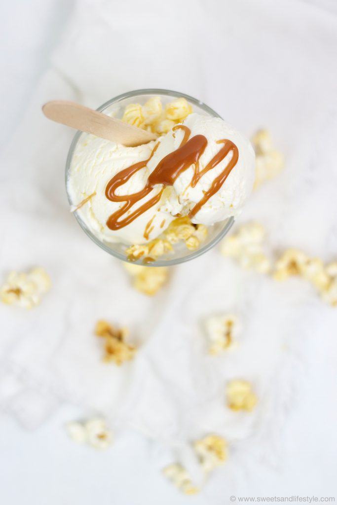 Süß-salziges Popcorneis mit Karamellsauce serviert im Glas von Sweets and Lifestyle