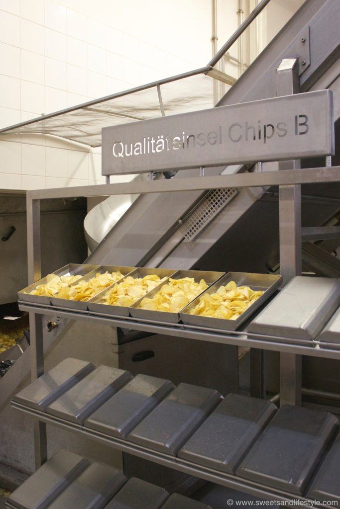 Qualitätskontrolle bei der Qualitätsinsel für Chips im Kelly Werk in Wien