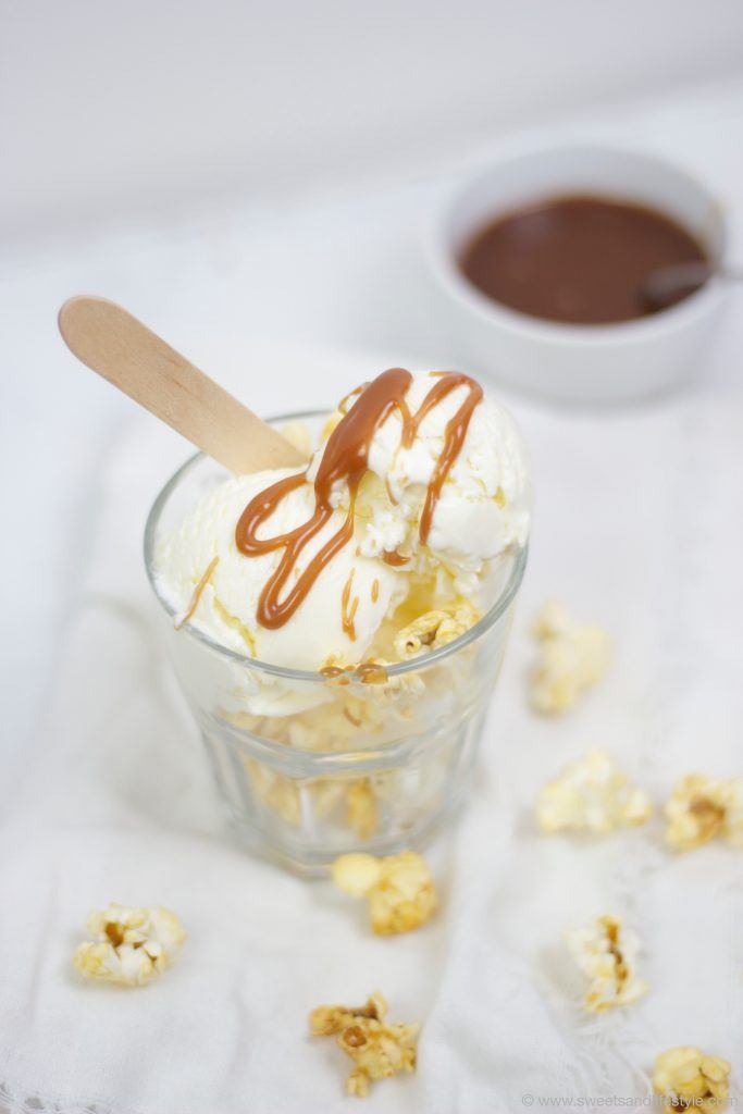 Selbst gemachtes Popcorneis mit Karamellsauce nach einem Rezept von Sweets and Lifestyle