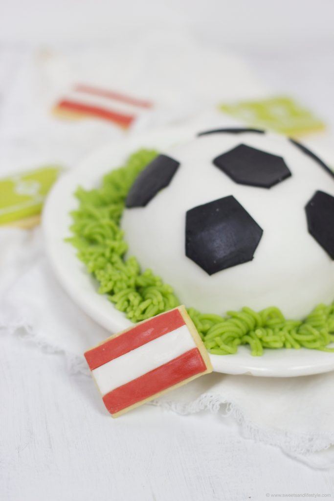 Österreich Flagge als Mürbteig-Keks zur Fußballtorte dazu von Sweets and Lifestyle