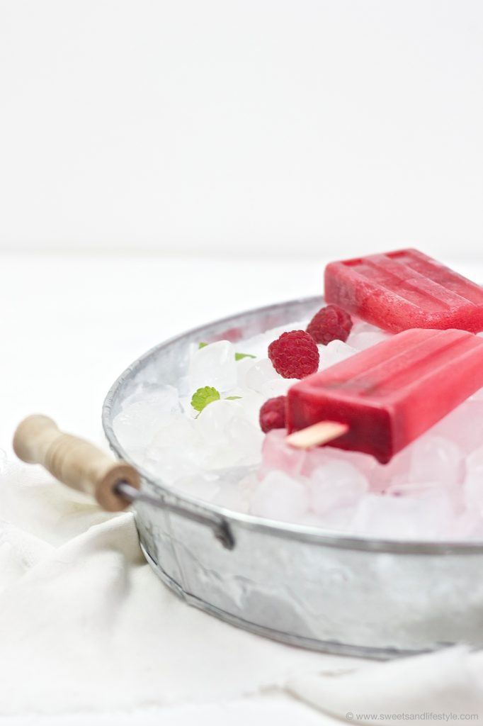 Himbeer-Melissen-Popsicles von Sweets and Lifestyle
