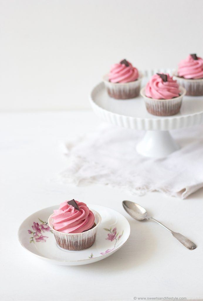 Einfaches Rezept fuer Schoko Cranberry Cupcakes von Sweets and Lifestyle