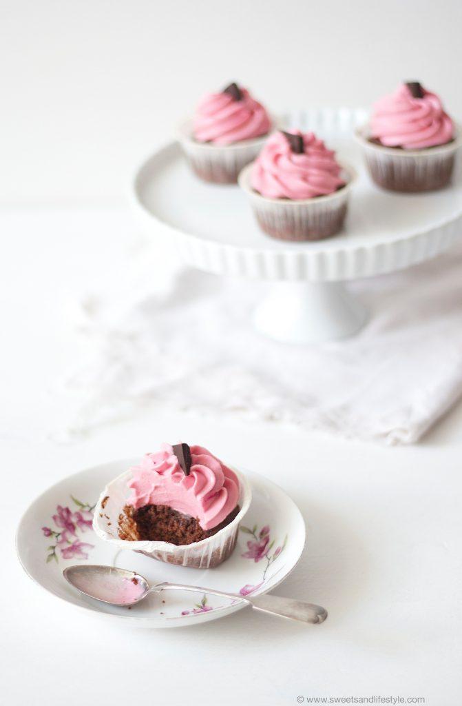 Schoko Cranberry Cupcakes mi erfrischender Cremehaube zum Kaffee von Sweets and Lifestyle
