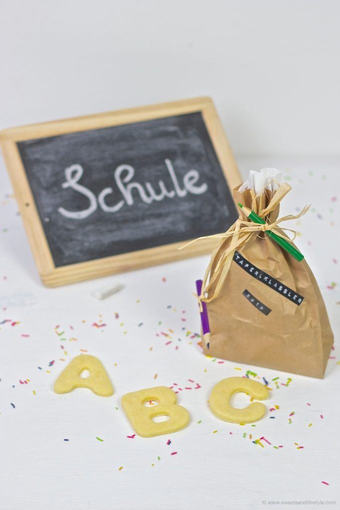 ABC-Kekse aus Mürbteig als Geschenk fuer den ersten Schultag von Sweets and Lifestyle