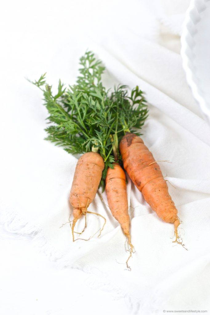 Frische Karotten für die Zubereitung der Karottentorte von Sweets and Lifestyle