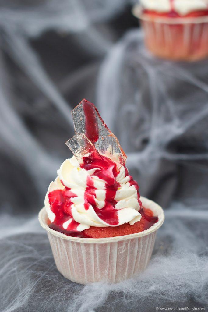 Glassplitter Cupckes mit Blut als gruselige, aber leckere Idee für Halloween von Sweets and Lifestyle