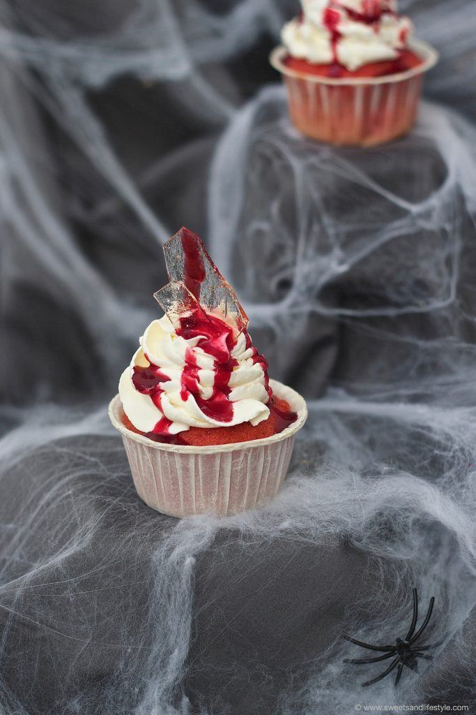 Glassplitter Cupcakes mit Blutspuren aus Kirschsaft für Halloween nach einem Rezept von Sweets and Lifestyle
