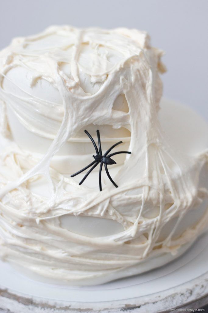 Halloween Torte mit Spinnweben und Spinne nach einem Rezept von Sweets and Lifestyle