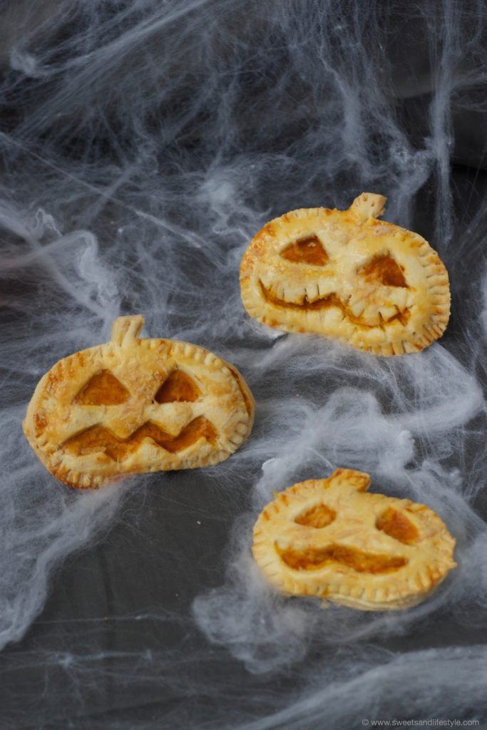 Pikant, mit Kürbis-Ricotta-Fülle, gefüllte Hand Pies als Idee für Halloween von Sweets and Lifestyle