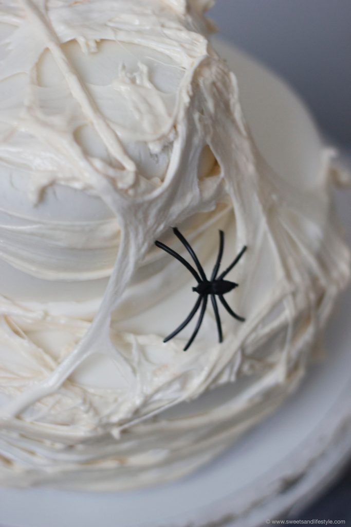 Eine Spinne auf der Halloween Torte mit Spinnweben von Sweets and Lifestyle