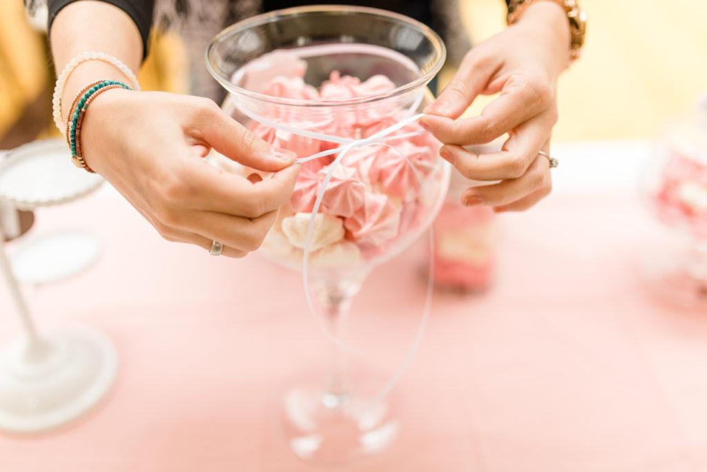 Knusprige Baiser-Kuesschen in der Glasvase am Sweet Table von Sweets and Lifestyle