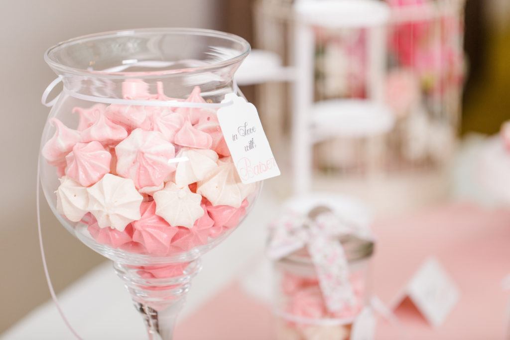 Knusprige Baiser-Kuesschen in drei verschiedenen Farben für den Hochzeits Sweet Table von Sweets and Lifestyle