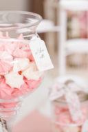Knusprige Baiser in drei verschiedenen Farben für den Hochzeits Sweet Table von Sweets and Lifestyle