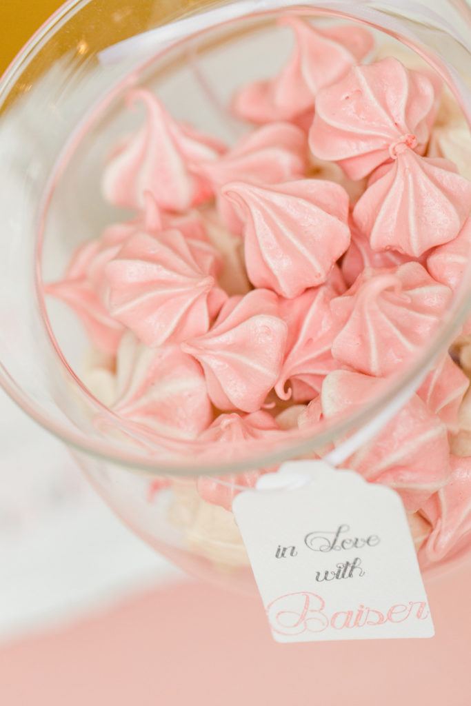 Rosa gefaerbte knusprige Baiser-Kuesschen für den Sweets Table von Sweets and Lifestyle