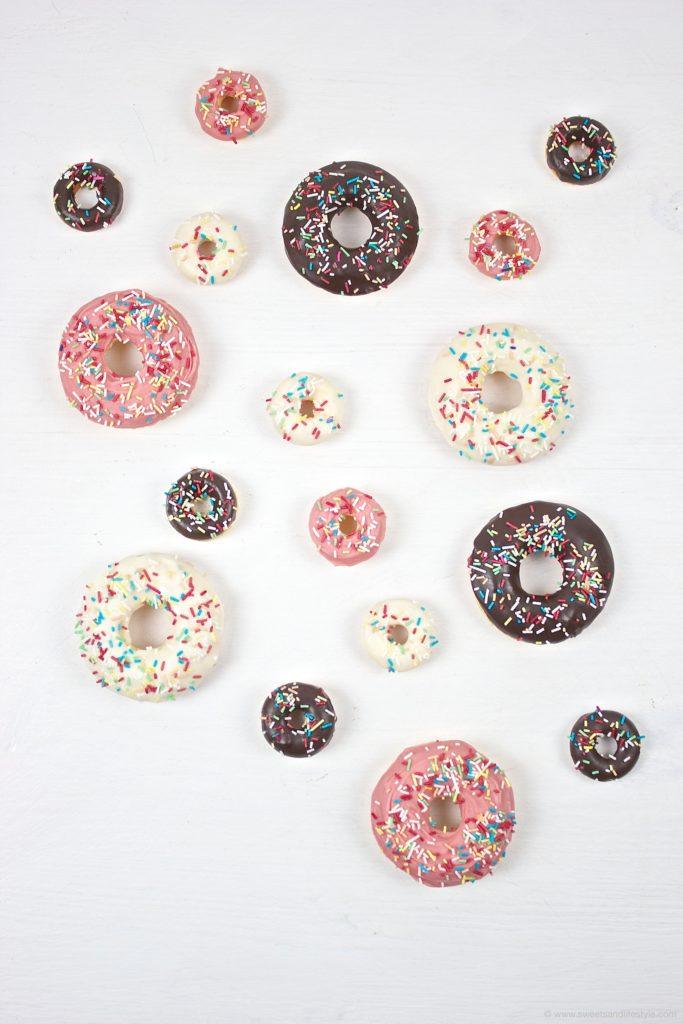 Leckere im Ofen gebackene Donuts mit bunten Streuseln von Sweets and Lifestyle