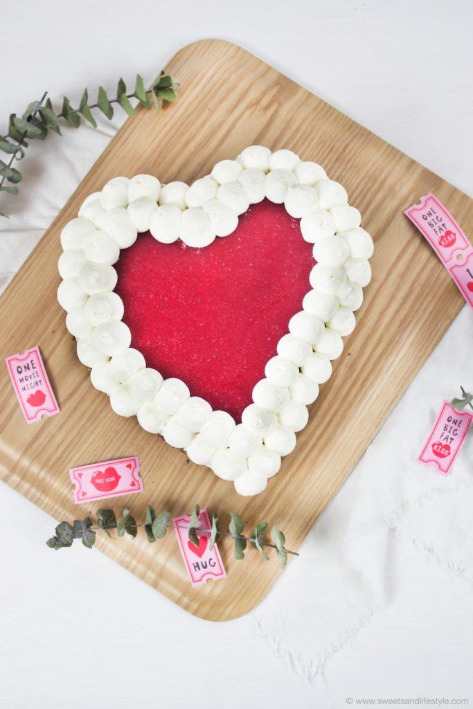 Leckere Himbeer Herz Torte aus Biskuitteig fuer den Valentinstag von Sweets and Lifestyle