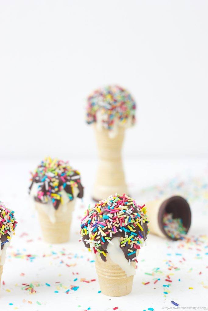 Waffelbecher Cake Pops mit Streuseln verkleidet als Eis fuer den Kindergeburtstag von Sweets and Lifestyle
