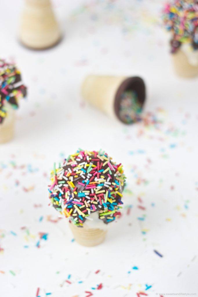 Bunte Waffelbecher Cake Pops mit bunten Streuseln als Eis von Sweets and Lifestyle
