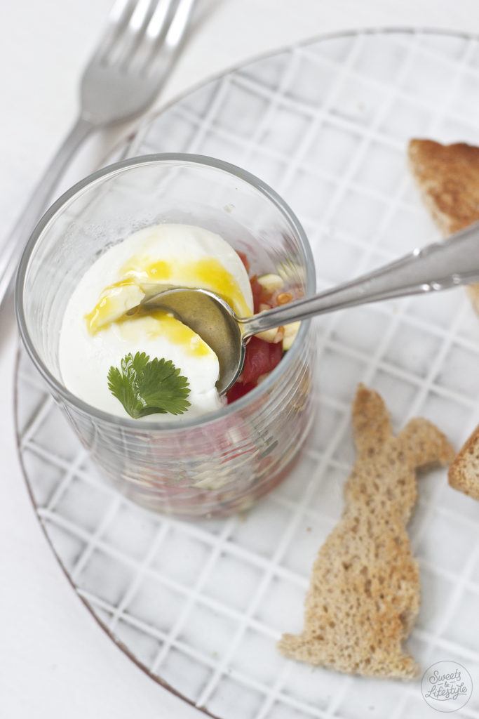 Wachsweiches Ei im Glas mit Zucchini-Tomaten-Salsa nach einem Rezept von Sweets and Lifestyle