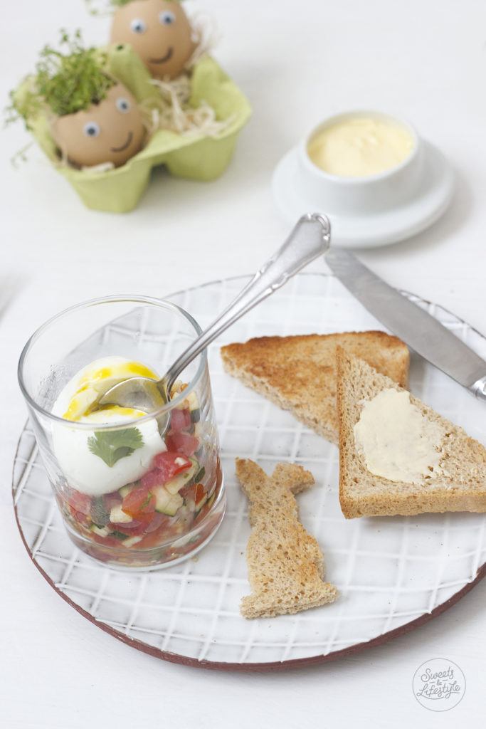 Leckeres Ei im Glas mit Zucchini-Tomaten-Salsa zum Fruehstueck von Sweets and Lifestyle