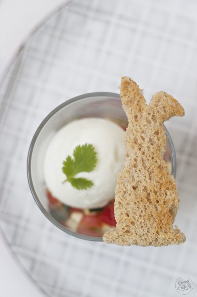 Knuspriger Osterhase aus Toastbrot serviert mit Ei im Glas mit Zucchini-Tomaten-Salsa von Sweets and Lifestyle
