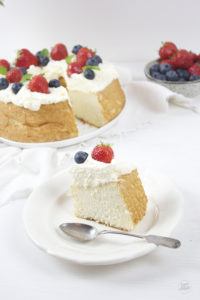 Leckere Angel Food Cake serviert mit Schlagobers und frischen Obst von Sweets and Lifestyle