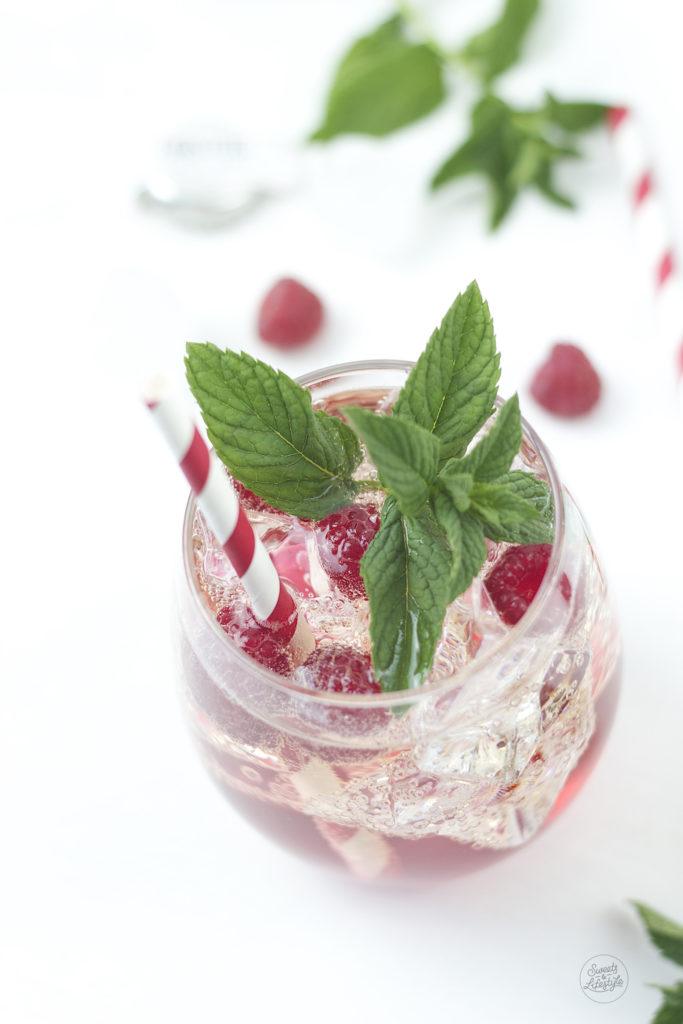 Fruchtig frischer Raspberry Lemon Mint Cocktail, der ideale Sommercocktail von Sweets and Lifestyle.