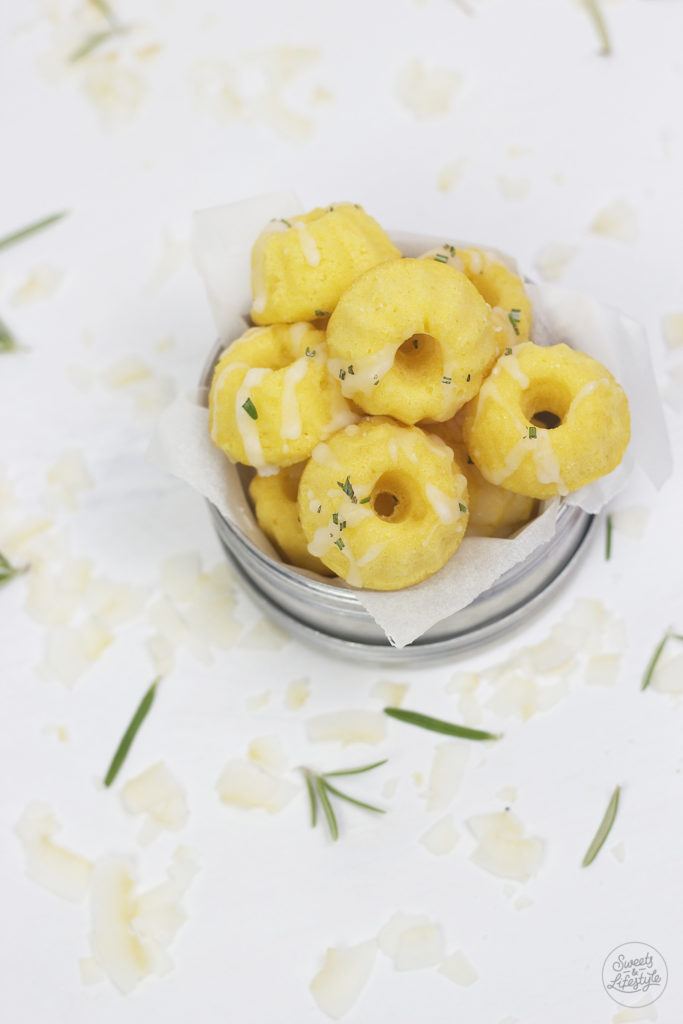 Leckeres und zugleich Fructosearmes Kokos Zitronen Rosmarin Minigugls Rezept von Sweets and Lifestyle