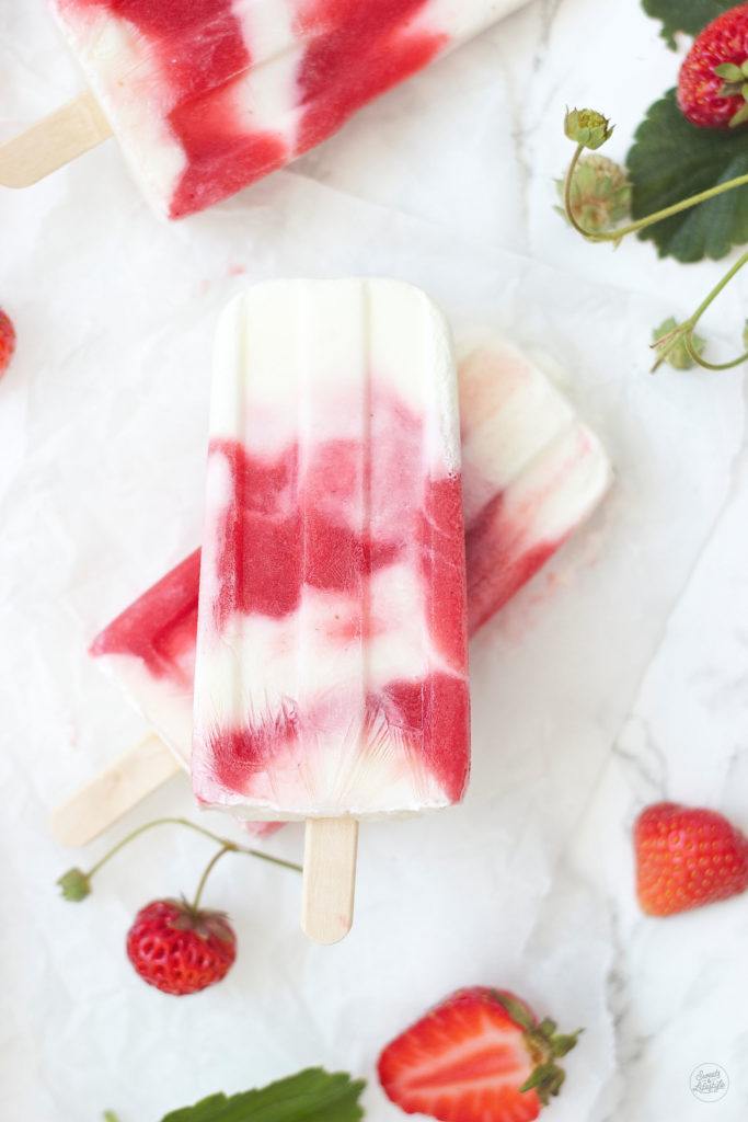 Leckeres Eis am Stiel in Form von Erdbeer Joghurt Popsicles von Sweets and Lifestyle