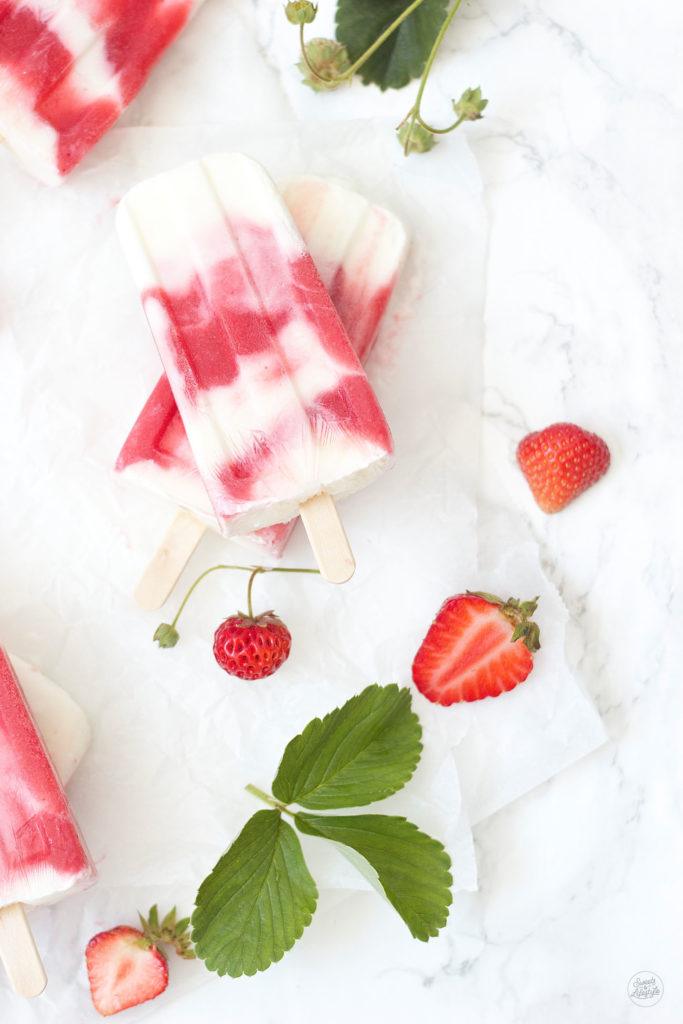 Erfrischende selbst gemachte Erdbeer Joghurt Popsicles von Sweets and Lifestyle