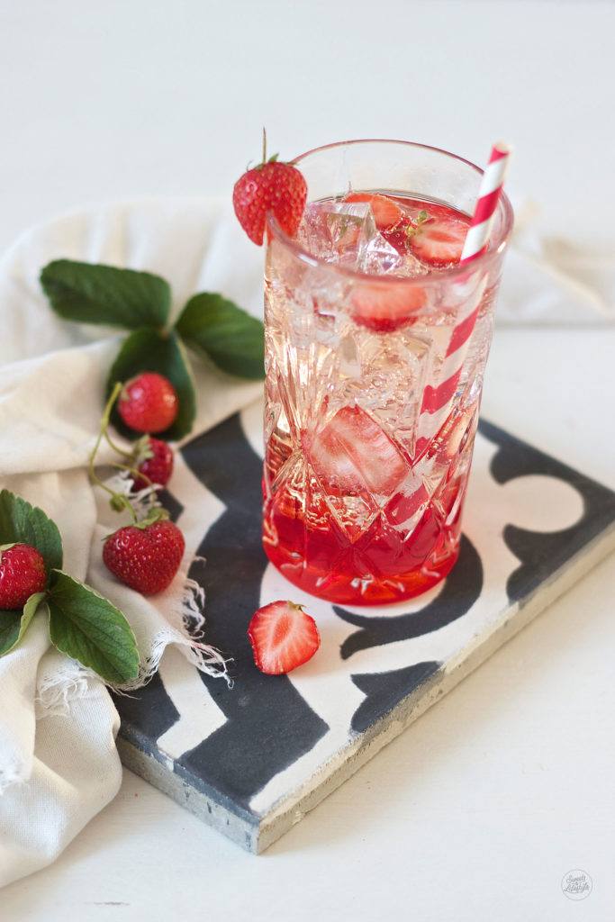 Gin Tonic mit selbst gemachten Erdbeersirup und Erdbeeren serviert von Sweets and Lifestyle