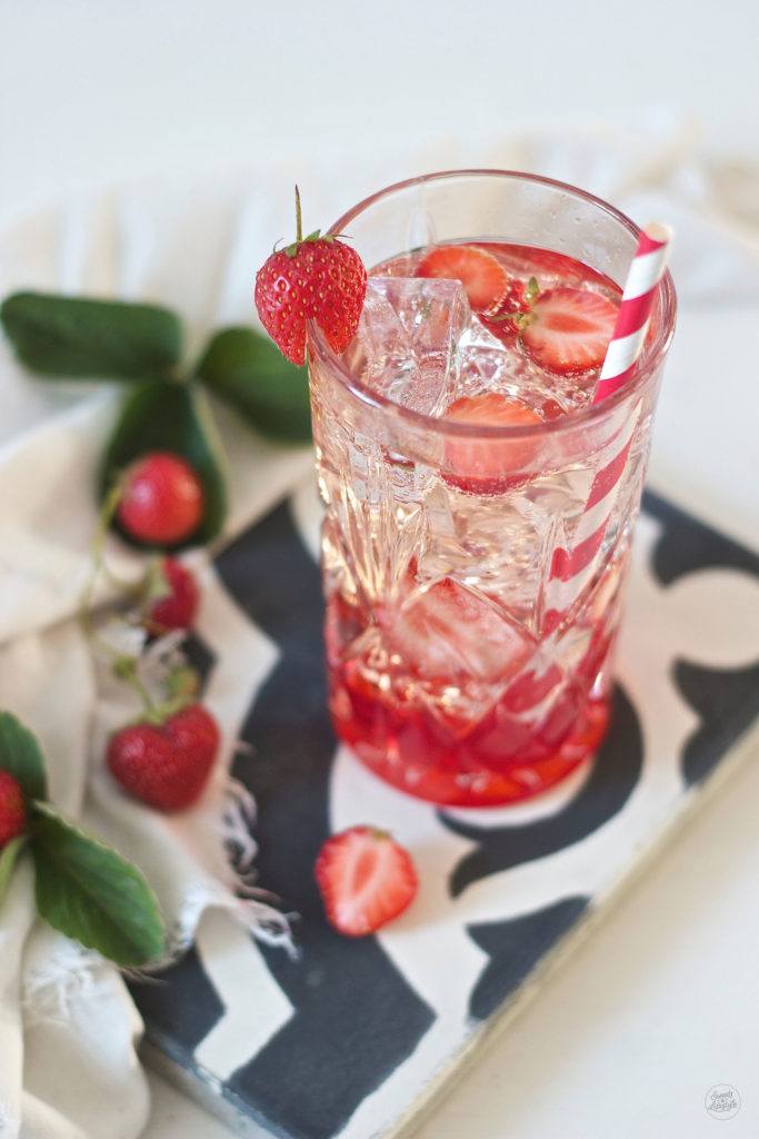 Leckerer Gin Tonic mit Erdbeeren serviert zum Feierabend von Sweets and Lifestyle