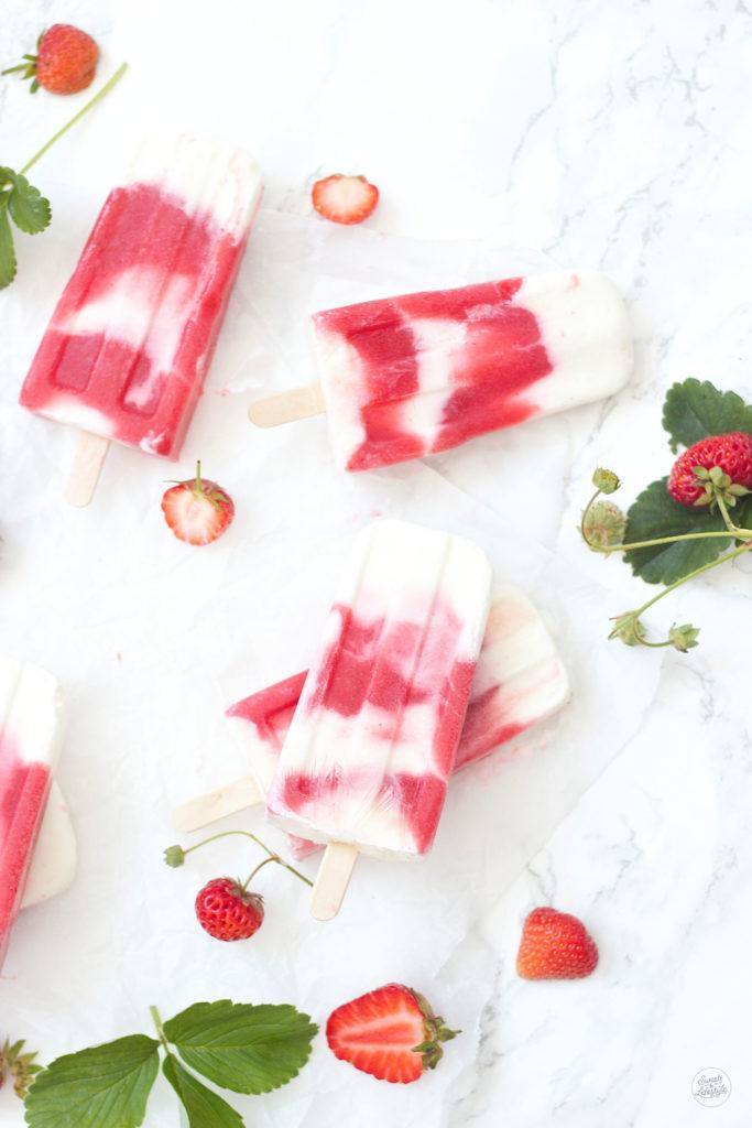 Erfrischende selbst gemachte Erdbeer Joghurt Popsicles von Sweets and Lifestyle