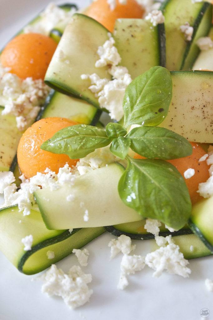 Erfrischender Zucchini Melonen Salat mit Feta, der ideale Sommersalat, von Sweets and Lifestyle