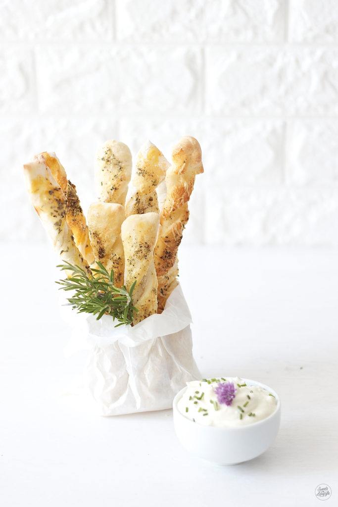 Knusprige Brotstangen mit Kaese und Kraeutern ideal als Beilage zum Grillen oder zum Dip dazu von Sweets and Lifestyle