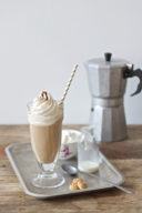 Leckerer Eiskaffee mit Amaretto serviert von Sweets and Lifestyle